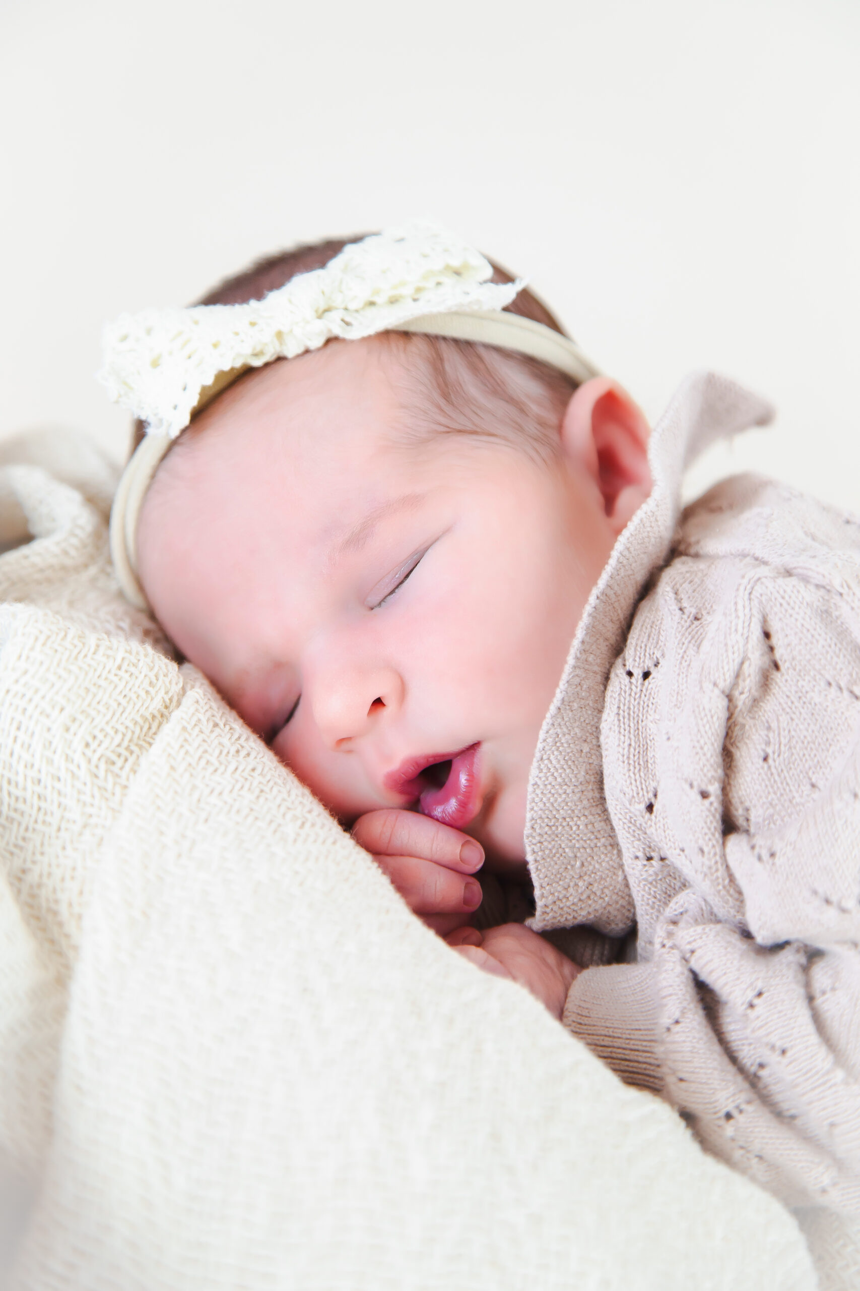 Professionelle Newbornfotografie in Karlsruhe – Sanfte und natürliche Babybilder, die die einzigartigen ersten Tage deines Neugeborenen in liebevollen Erinnerungen festhalten. Mit viel Geduld und Erfahrung entstehen zeitlose Fotos, die die Schönheit und Ruhe dieser besonderen Zeit widerspiegeln. Buche dein individuelles Baby-Shooting für unvergessliche Erinnerungen