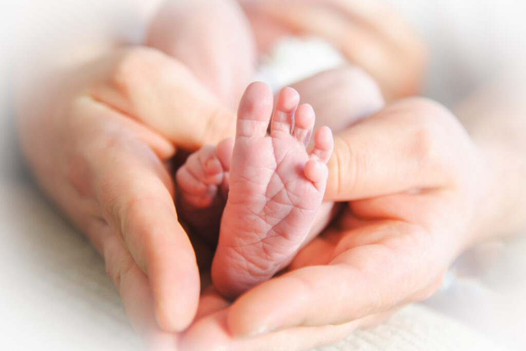 Professionelle Newbornfotografie in Karlsruhe – Halte die einzigartigen ersten Momente deines Babys mit natürlichen und emotionalen Bildern fest. In einer ruhigen und liebevollen Atmosphäre entstehen zarte Babyfotos, die die Schönheit und Magie dieser besonderen Zeit einfangen. Jetzt dein persönliches Newborn-Shooting buchen