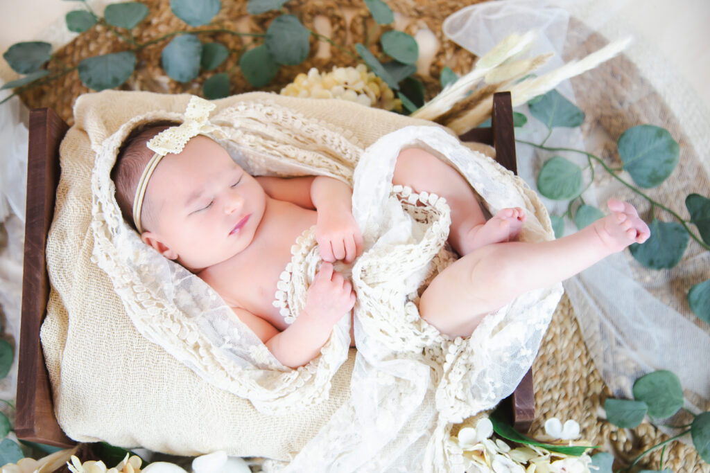 Professionelle Newbornfotografie in Karlsruhe – Halte die ersten unvergesslichen Momente deines Neugeborenen in natürlichen, zeitlosen Babybildern fest. Mit viel Liebe zum Detail und Geduld entstehen sanfte, emotionale Aufnahmen, die euch für immer an diese besondere Zeit erinnern. Jetzt dein individuelles Baby-Shooting in Karlsruhe buchen und unvergessliche Erinnerungen schaffen.