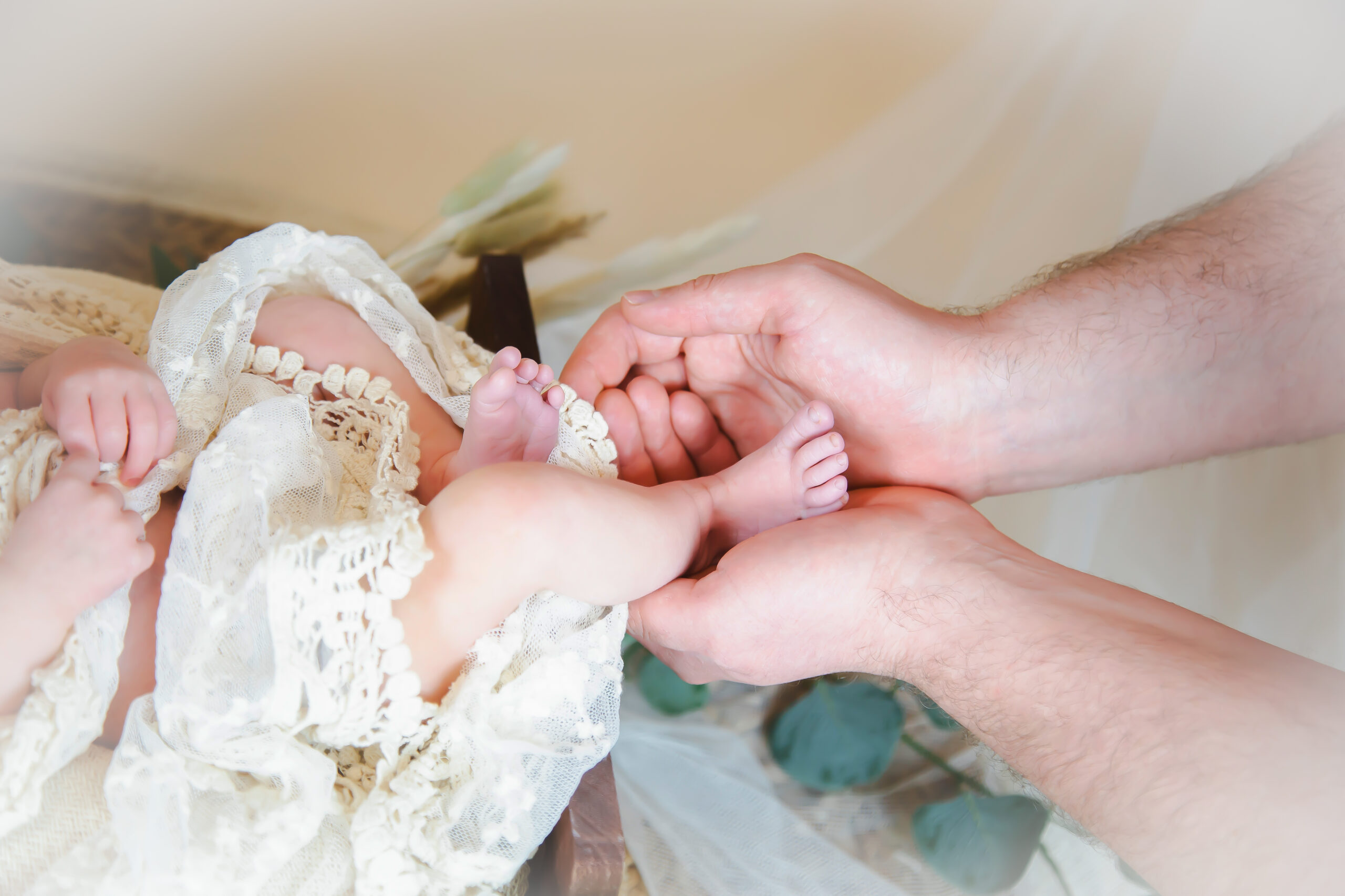 Professionelle Newbornfotografie in Karlsruhe – Halte die ersten kostbaren Momente deines Neugeborenen mit natürlichen und emotionalen Fotos fest. Sanfte, ruhige und ausdrucksstarke Aufnahmen, die die besondere Zeit mit deinem Baby für immer bewahren. Jetzt Termin für dein individuelles Baby-Shooting sichern.