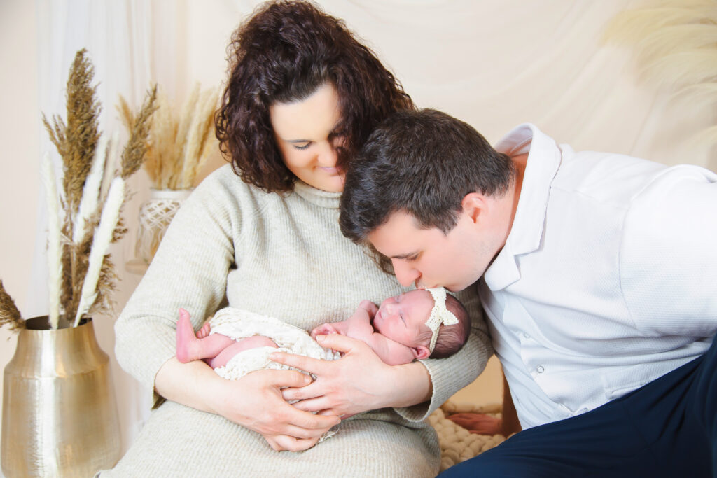 Professionelle Newbornfotografie in Karlsruhe – Zarte und natürliche Babyfotos, die die ersten Tage deines Neugeborenen in wunderschöne Erinnerungen verwandeln. Sanfte Details, emotionale Momente und eine entspannte Atmosphäre sorgen für zeitlose Bilder, die du für immer schätzen wirst. Jetzt Termin für dein persönliches Baby-Shooting buchen!
