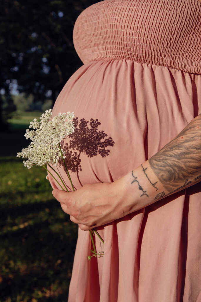 Babybauch Bilder im Sonnenschein in Karlsruhe