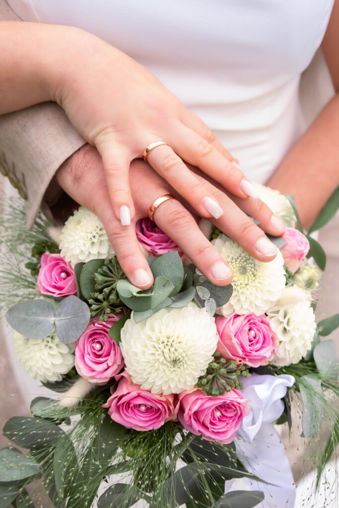 Standesamtliche Hochzeit in Karlsruhe – Professionelle Hochzeitsfotografie, die die besonderen Momente der Trauung im Standesamt festhält.