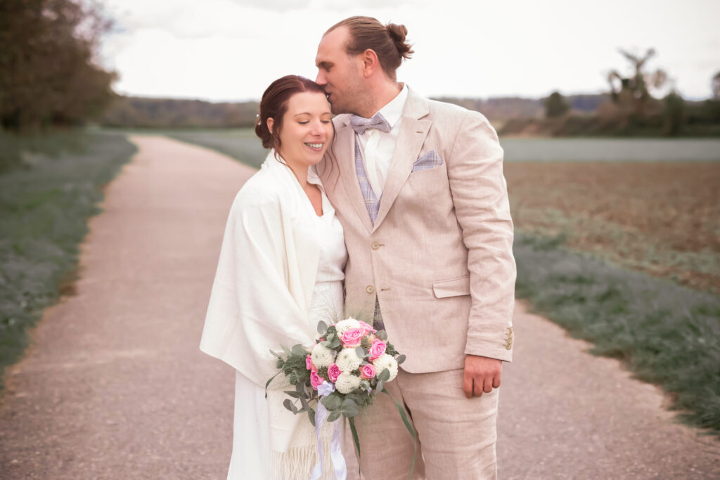 Standesamtliche Hochzeit in Karlsruhe – Professionelle Hochzeitsfotografie, die alle besonderen Momente der Trauung im Standesamt einfängt.