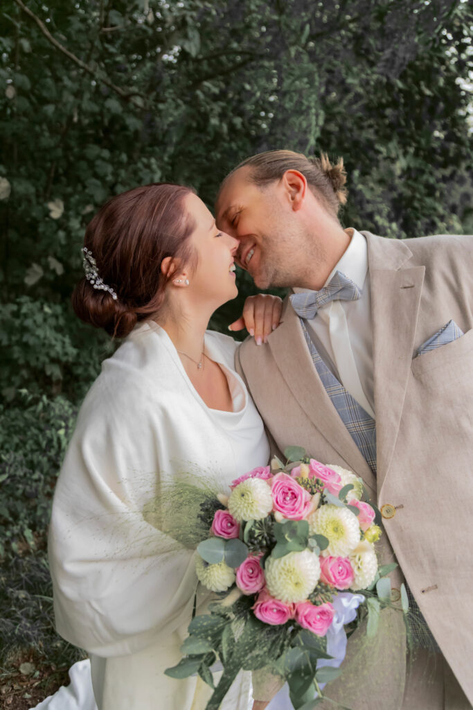 Standesamtliche Hochzeit in Karlsruhe – Professionelle Hochzeitsfotografie, die die besonderen Momente der Trauung einfängt.