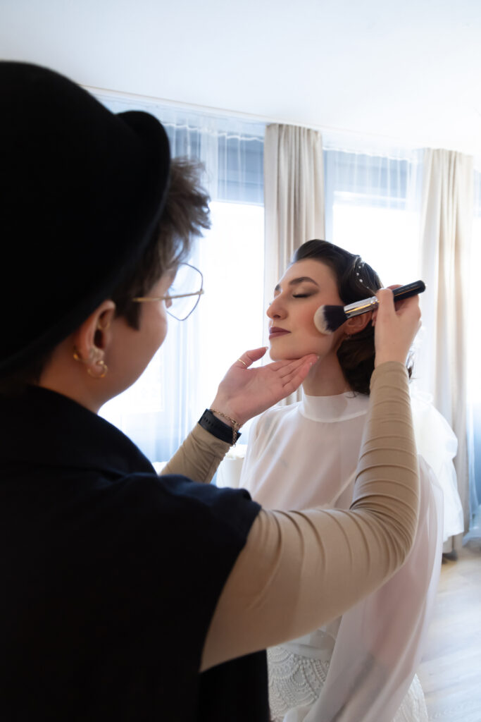 Die „Getting Ready“-Momente dieser Hochzeit im Schwarzwald bei Sand wurden von einem erfahrenen Hochzeitsfotografen aus Karlsruhe meisterhaft eingefangen. Das Brautpaar bereitet sich inmitten der idyllischen Schwarzwaldlandschaft auf ihren großen Tag vor. Vom Ankleiden der Braut bis zu den ersten Augenblicken des gemeinsamen Vorgesprächs – der Fotograf fängt jede Emotion und jedes Detail in dieser unvergesslichen Atmosphäre ein. Diese „Getting Ready“-Fotos strahlen die Vorfreude und den Zauber des Hochzeitstages in der malerischen Umgebung des Schwarzwaldes bei Sand wider.