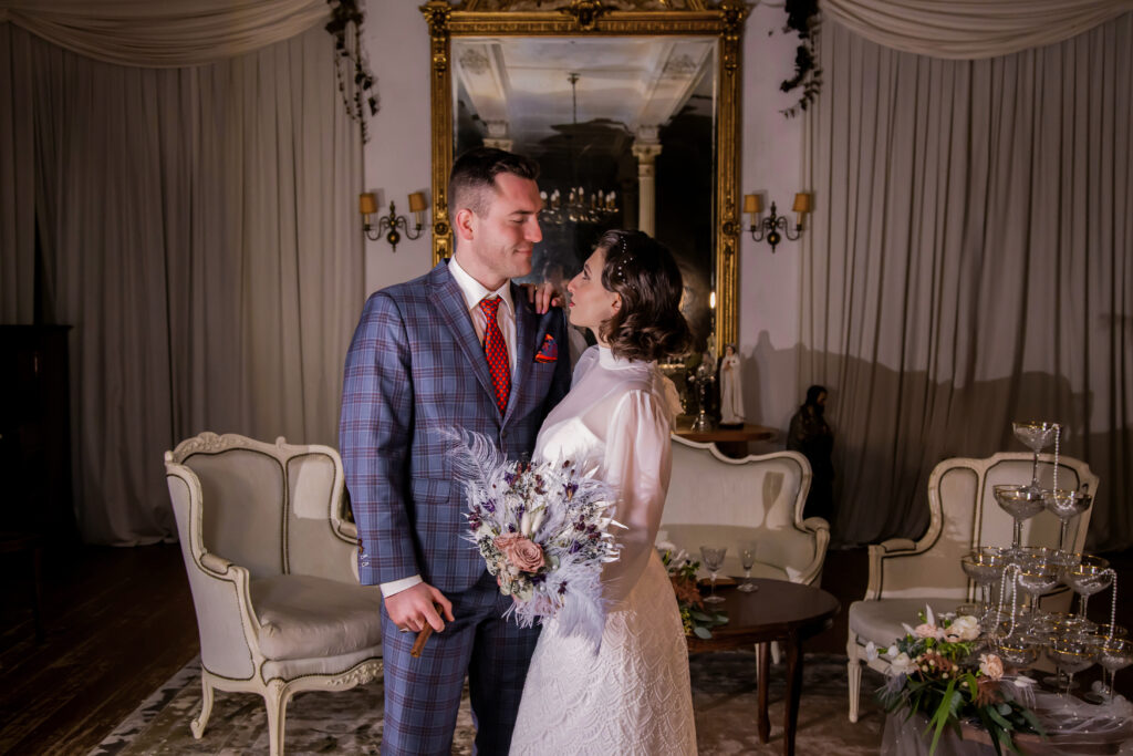 Dieser atemberaubende Brautstrauß in Fächerform mit Federn wurde während einer Hochzeit im Schwarzwald bei Sand von einem professionellen Hochzeitsfotografen aus Karlsruhe meisterhaft eingefangen. Der Brautstrauß, der mit zarten Federn und eleganten Blumen in fächerartiger Anordnung geschmückt ist, passt perfekt zur natürlichen Schönheit des Schwarzwaldes. Die außergewöhnliche Form und das harmonische Design des Straußes spiegeln die romantische und stilvolle Atmosphäre der Hochzeit wider und fügen sich ideal in das märchenhafte Setting der Schwarzwaldregion ein. Dieser besondere Moment wurde von dem Fotografen inmitten der idyllischen Natur des Schwarzwaldes für die Ewigkeit festgehalten.