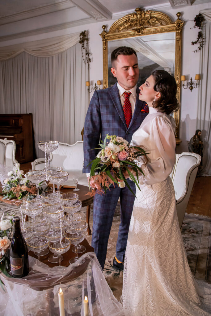 Diese beeindruckende Sektpyramide wurde während einer Hochzeit im Schwarzwald bei Sand von einem erfahrenen Hochzeitsfotografen aus Karlsruhe perfekt eingefangen. Die glitzernde Sektpyramide aus gläsernen Sektschalen steht im Mittelpunkt der Feier und symbolisiert den festlichen und eleganten Charakter der Hochzeit. Umgeben von der idyllischen Natur des Schwarzwaldes, strahlt diese Sektpyramide eine besondere Atmosphäre der Freude und des Feierns aus. Die Aufnahmen zeigen nicht nur die Details der Pyramide, sondern auch die emotionale Bedeutung dieses Moments, der inmitten der malerischen Schwarzwaldlandschaft perfekt zur Geltung kommt.