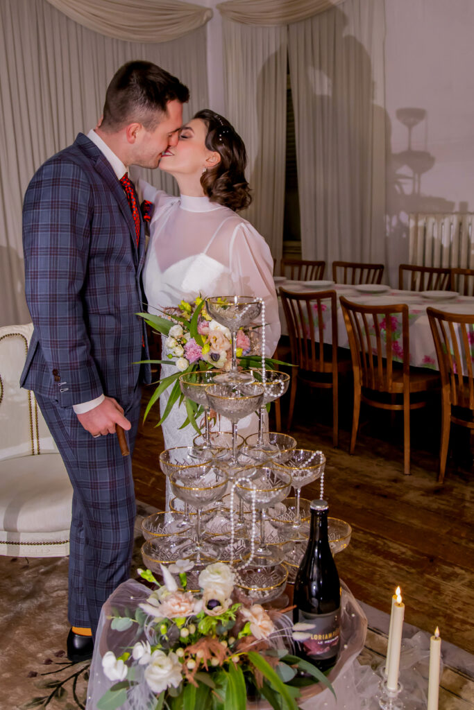 Diese atemberaubende Sektpyramide wurde während einer Hochzeit im Schwarzwald bei Sand von einem professionellen Hochzeitsfotografen aus Karlsruhe eingefangen. Umgeben von eleganter Hochzeitsdekoration und feinsten Schaumwein von Florian Robert, bildet die Pyramide das festliche Highlight der Feier. Die Pyramide glänzt im sanften Licht und reflektiert die Schönheit des Schwarzwaldes. Die floralen Arrangements und die stilvolle Dekoration passen perfekt zur natürlichen Kulisse des Schwarzwaldes und schaffen eine romantische und unvergessliche Atmosphäre. Die detailgetreuen Aufnahmen fangen das einzigartige Flair dieser besonderen Hochzeit im Grünen ein.