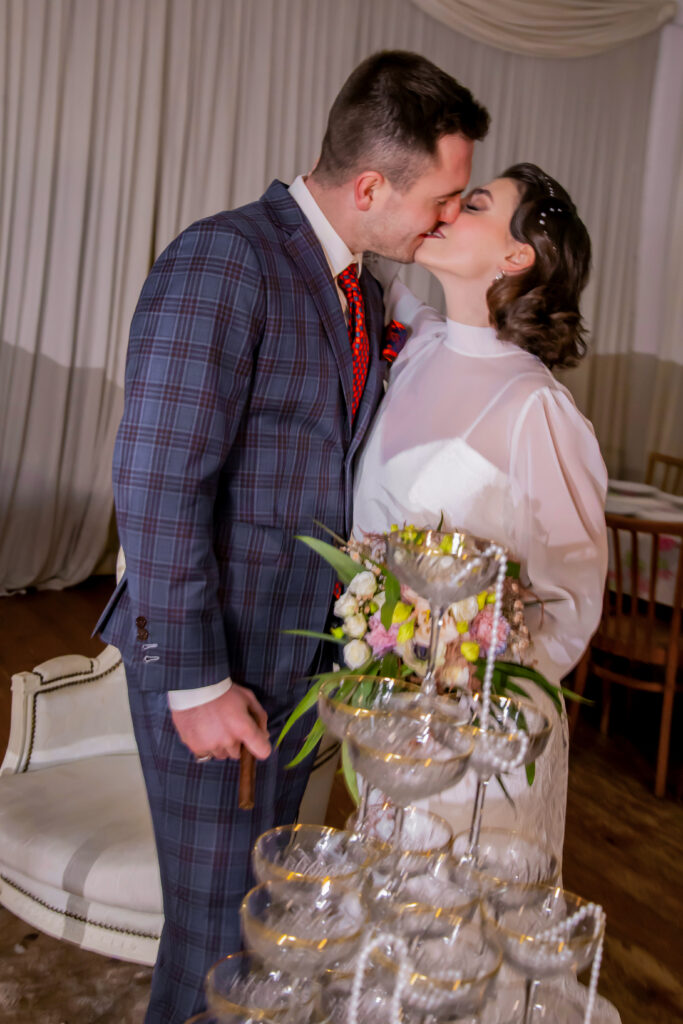 Die wunderschöne Sektpyramide, begleitet von exquisiter Hochzeitsdekoration und Schaumwein von Florian Robert, wurde während einer Hochzeit im Schwarzwald bei Sand von einem erfahrenen Hochzeitsfotografen aus Karlsruhe eingefangen. Die Pyramide aus glitzernden Sektschalen glänzt im Licht und bietet einen festlichen Höhepunkt der Hochzeit im Grünen. Umrahmt von floralen Arrangements und liebevoll abgestimmter Dekoration, verkörpert dieses Detail die romantische Atmosphäre des besonderen Tages. Die edlen Schaumweine von Florian Robert tragen zur eleganten Feier bei und machen diese Schwarzwaldhochzeit zu einem unvergesslichen Erlebnis.