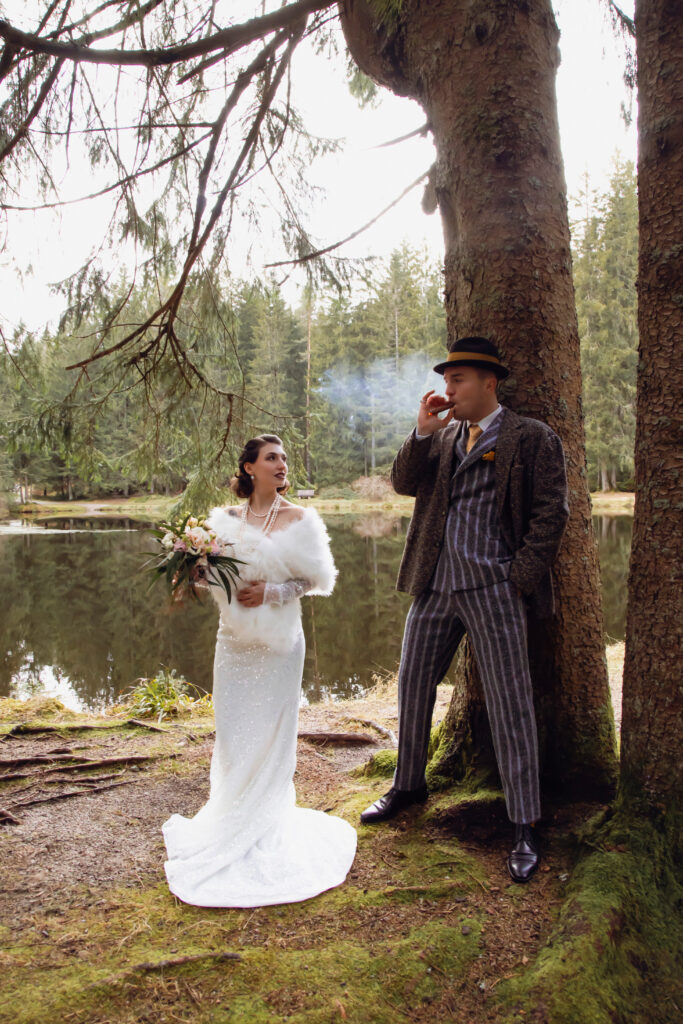 Great Gatsby Hochzeit im Schwarzwald, aufgenommen von einem Hochzeitsfotografen aus Karlsruhe. Das Brautpaar im 1920er Jahre Stil feiert eine stilvolle Hochzeit in der idyllischen Landschaft des Schwarzwaldes.