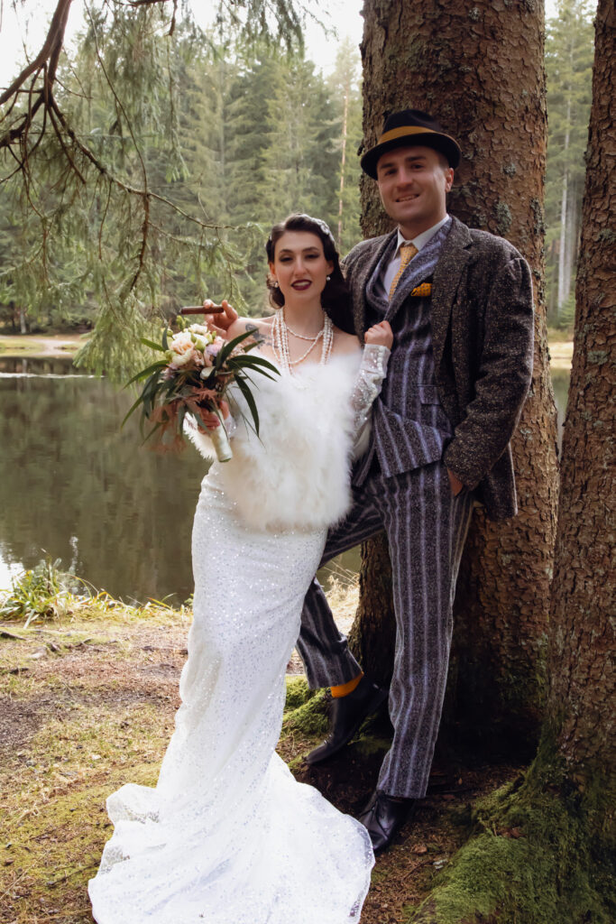 Great Gatsby Hochzeit im Schwarzwald, aufgenommen von einem Hochzeitsfotografen aus Karlsruhe. Das Brautpaar im 1920er Jahre Stil, umgeben von der Natur des Schwarzwaldes.