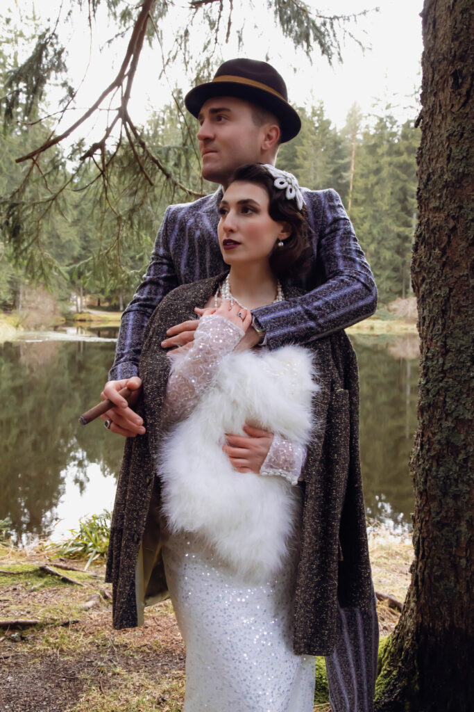 Great Gatsby Hochzeit im Schwarzwald, eingefangen von einem Hochzeitsfotografen aus Karlsruhe. Das Brautpaar feiert im 1920er Jahre Stil, umgeben von der natürlichen Schönheit des Schwarzwaldes.