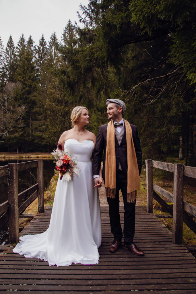 Diese wunderschöne Hochzeit im Schwarzwald bei Bühl wurde von einem erfahrenen Hochzeitsfotografen aus Karlsruhe perfekt eingefangen. Das Brautpaar feiert ihren besonderen Tag inmitten der beeindruckenden Natur des Schwarzwaldes. Umgeben von dichten Wäldern und malerischen Hügeln zeigt der Fotograf die intime Atmosphäre und die romantischen Momente der Zeremonie sowie der Feier. Diese einzigartigen Hochzeitsfotos fangen die Schönheit der Landschaft und die Emotionen des Paares in einer der schönsten Regionen Deutschlands ein – im Schwarzwald bei Bühl.