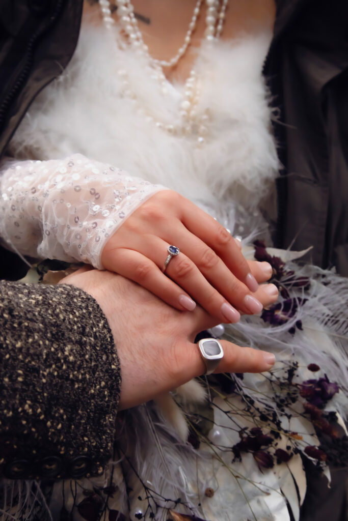 Detailaufnahmen einer Great Gatsby Hochzeit im Schwarzwald, eingefangen von einem Hochzeitsfotografen aus Karlsruhe. Die Fotos zeigen die prächtigen Details der Hochzeit im 1920er Jahre Stil und die Schönheit der Schwarzwaldlandschaft.