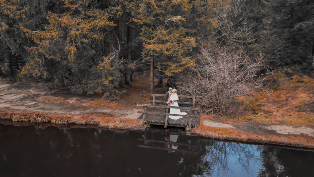 Diese atemberaubende Hochzeit im Schwarzwald bei Bühl wurde von einem professionellen Hochzeitsfotografen aus Karlsruhe mit einzigartiger Drohnenfotografie festgehalten. Umgeben von der beeindruckenden Natur des Schwarzwaldes, feiert das Brautpaar ihren besonderen Tag inmitten der malerischen Wälder und Hügel. Die Drohnenaufnahmen fangen die majestätische Schönheit der Umgebung aus der Vogelperspektive ein und bieten einen einzigartigen Blick auf die Hochzeit. Diese Hochzeitsfotos kombinieren die intime Atmosphäre der Feier mit der weiten, unberührten Landschaft des Schwarzwaldes und machen diese Erinnerung unvergesslich.