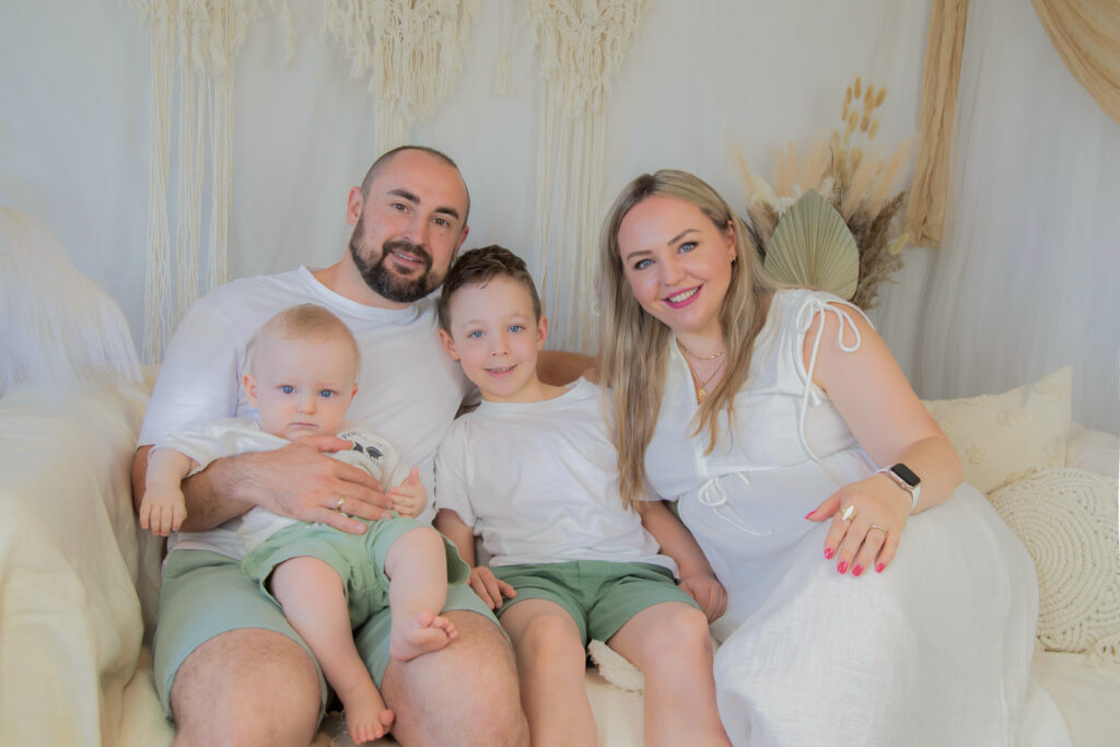 Familienshooting im Fotostudio in Karlsruhe – Wunderschöne, natürliche Familienfotos, die die besonderen Momente und die Liebe innerhalb Ihrer Familie einfangen