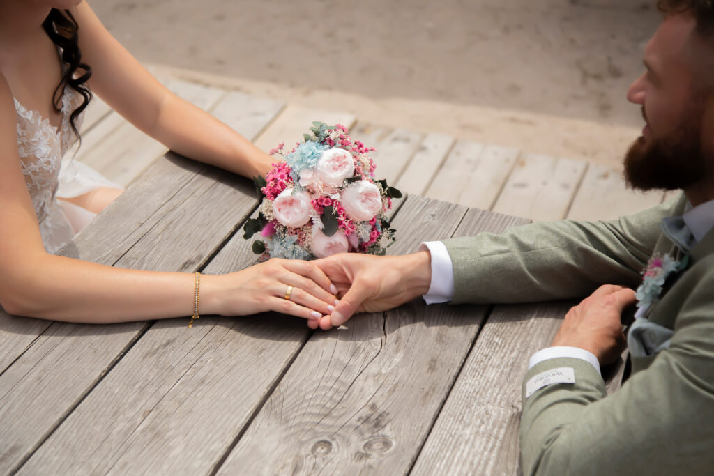 Diese stilvolle Hochzeit im Hubraum Durlach wurde von einem talentierten Hochzeitsfotografen aus Karlsruhe Durlach mit außergewöhnlichen Detailaufnahmen dokumentiert. Besonders hervorzuheben ist der wunderschöne Brautstrauß von Anjas Blumenzauber, der die Hochzeit mit seinen zarten Farben und floralen Akzenten perfekt ergänzt. Die floralen Details des Straußes fügen sich harmonisch in das elegante Hochzeitsdesign ein und verleihen der Braut eine besondere Ausstrahlung. Diese Detailaufnahmen fangen die Schönheit der floralen Arrangements und die emotionale Atmosphäre des Tages ein.