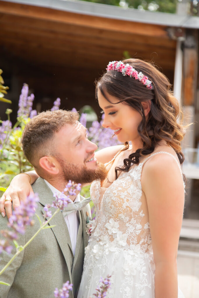 Dieses atemberaubende Brautpaarshooting im Hubraum Durlach wurde von einem erfahrenen Hochzeitsfotografen aus Karlsruhe Durlach perfekt eingefangen. Das frisch vermählte Brautpaar zeigt sich in eleganter Hochzeitsmode und genießt den magischen Moment ihrer Hochzeit. Die emotionale Atmosphäre und die Liebe zwischen den beiden werden durch die professionellen Aufnahmen des Fotografen wunderschön dokumentiert. Der malerische Hintergrund des Hubraums und die intimen Augenblicke des Paares machen dieses Brautpaarshooting zu einem unvergesslichen Erlebnis.