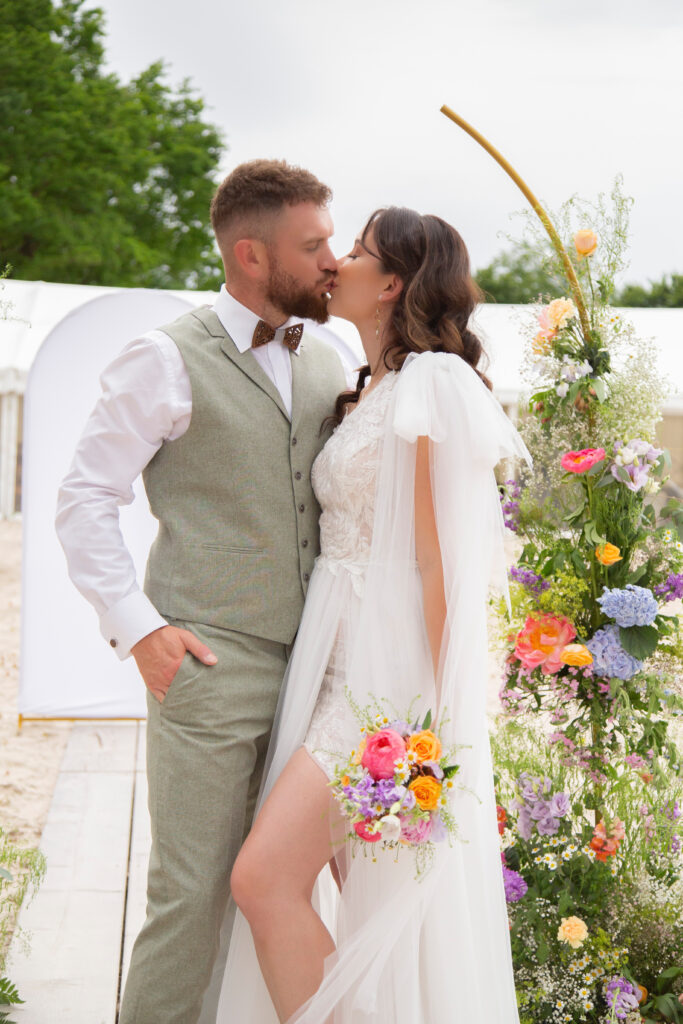 Diese atemberaubende Sommerhochzeit im Hubraum Durlach wurde von einem erfahrenen Hochzeitsfotografen aus Karlsruhe Durlach eingefangen. Das Brautpaar genoss ein romantisches Brautpaarshooting am Olivenbaum im Sand, was der Hochzeit eine einzigartige, natürliche Atmosphäre verlieh. Das elegante Brautkleid von Brautzauber und die stilvolle Herrenmode von Style Bräutigamausstatter machten das Brautpaar zu einem echten Blickfang. Die Hochzeitslocation Durlach bot den perfekten Rahmen für diese unvergesslichen Momente. Die Bilder fangen die Schönheit und den Charme dieser Sommerhochzeit perfekt ein.