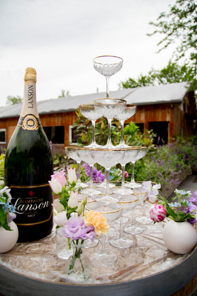 Diese Sommerhochzeit im Hubraum Durlach wurde von Hochzeitsfotografin Anna Gerwig von Foto-Momente-Karlsruhe wunderschön eingefangen. Die elegante Hochzeitslocation Durlach bildete den perfekten Rahmen für dieses unvergessliche Ereignis. Ein Highlight der Feier war die beeindruckende Sektpyramide, die nicht nur für festliche Stimmung sorgte, sondern auch ein wunderschönes Dekoelement darstellte. Die Hochzeitsdeko rund um die Sektpyramide harmonierte perfekt mit der Atmosphäre des gesamten Events. Anna Gerwig hat jeden Moment dieser Sommerhochzeit detailgetreu festgehalten und somit die emotionale Schönheit dieses besonderen Tages in wundervollen Bildern dokumentiert.