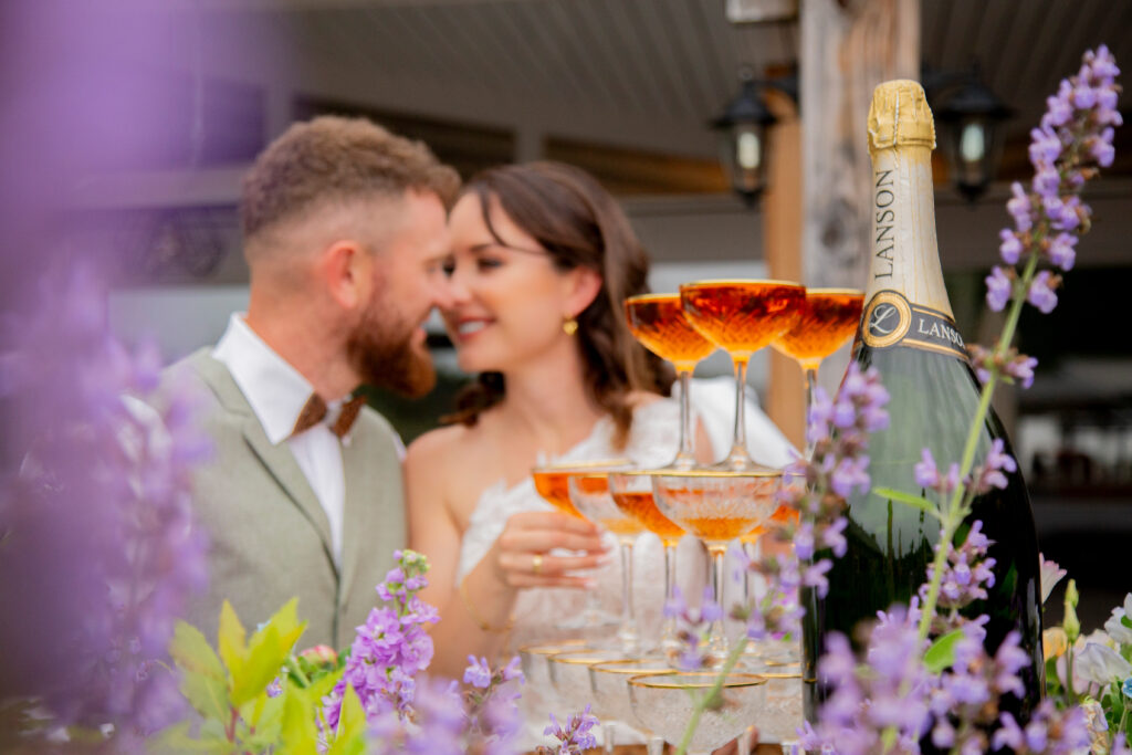 Bei dieser traumhaften Sommerhochzeit im Hubraum Durlach wurde jedes Detail perfekt in Szene gesetzt, von der eleganten Hochzeitsdeko bis hin zur beeindruckenden Sektpyramide, die das Fest perfekt abrundete. Hochzeitsfotografin Anna Gerwig von Foto-Momente-Karlsruhe hielt diesen magischen Moment fest und dokumentierte die Stimmung dieser wunderbaren Hochzeit in der Hochzeitslocation Durlach. Die festliche Dekoration und die Sektpyramide spiegeln die Schönheit und Eleganz des Tages wider und machen die Feier unvergesslich. Anna Gerwig hat jedes noch so kleine Detail eingefangen, sodass das Brautpaar auf die Bilder zurückblicken kann, um die Emotionen dieses besonderen Tages zu erleben.