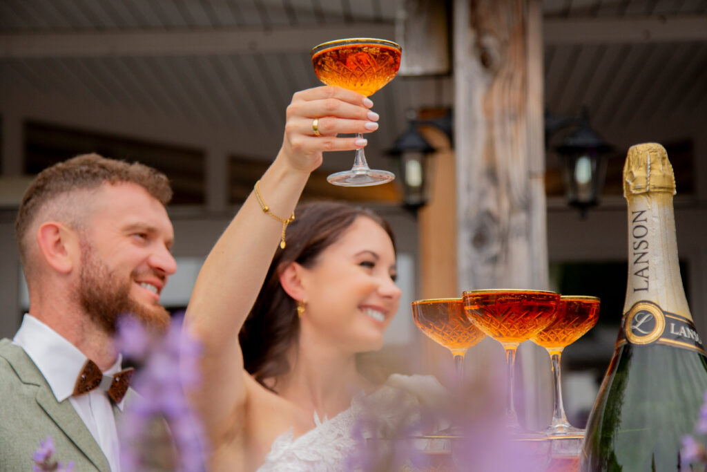 Diese wunderschöne Sommerhochzeit im Hubraum Durlach wurde perfekt in Szene gesetzt, von der eleganten Hochzeitsdeko bis hin zur beeindruckenden Sektpyramide, die das Fest visuell und feierlich begleitete. Hochzeitsfotografin Anna Gerwig von Foto-Momente-Karlsruhe dokumentierte diesen besonderen Tag und fing nicht nur die Romantik und Emotionen, sondern auch die ausgelassene Party nach der Zeremonie ein. Die Hochzeitslocation Durlach bot den perfekten Rahmen für eine unvergessliche Feier und setzte die festliche Stimmung gekonnt in Szene. Die Hochzeitsdeko und die Sektpyramide trugen zur festlichen Atmosphäre bei und machten diesen Tag unvergesslich.