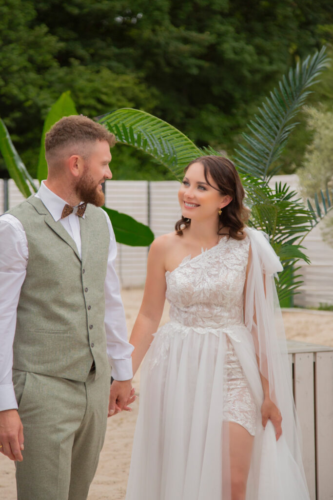 Diese Sommerhochzeit im Hubraum Durlach war eine Feier voller Emotionen und Freude. Die Hochzeitslocation Durlach bot den perfekten Rahmen für eine unvergessliche Hochzeit. Als Hochzeitsfotograf Karlsruhe hat Anna Gerwig von Foto-Momente-Karlsruhe den Tag in all seinen Facetten eingefangen, vom romantischen Moment der Zeremonie bis hin zur ausgelassenen Party, die den Abend prägte. Ihre talentierte Fotografie fängt nicht nur die festliche Atmosphäre ein, sondern auch die liebevollen Details, die diese Hochzeit zu einem einzigartigen Ereignis machten.