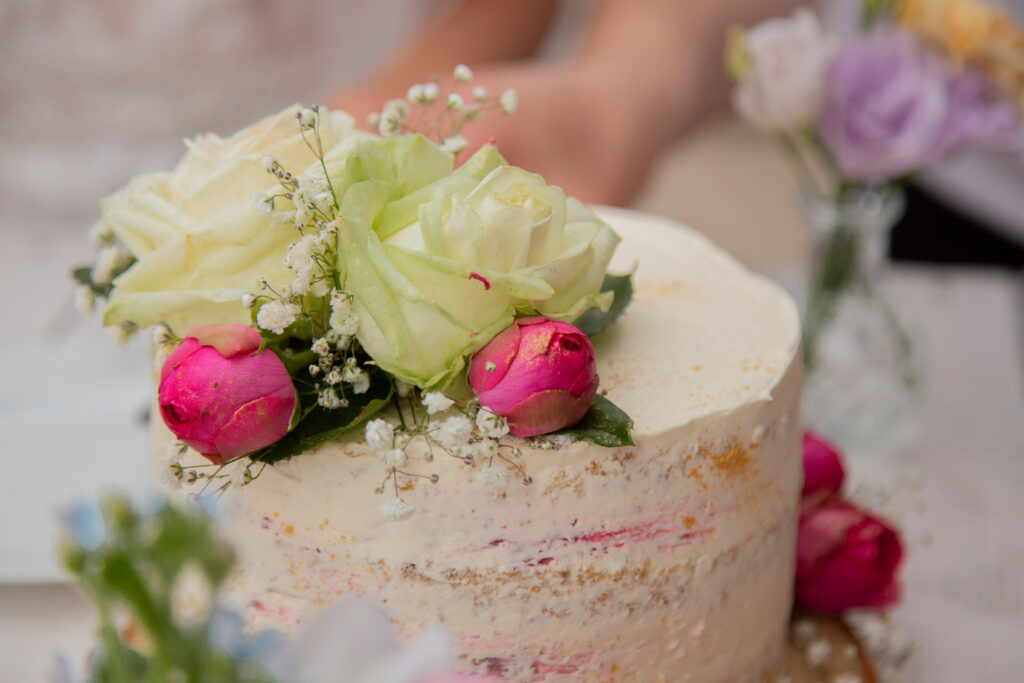 Die Sommerhochzeit im Hubraum Durlach war ein wahres Fest der Liebe und Freude. Die einzigartige Hochzeitslocation Durlach bot einen perfekten Rahmen für diese unvergessliche Feier. Hochzeitsfotografin Anna Gerwig von Foto-Momente-Karlsruhe hat jede Emotion und jeden besonderen Moment eingefangen, darunter auch die prächtige Hochzeitstorte, die den kulinarischen Höhepunkt des Tages darstellte. Ihre professionellen Aufnahmen spiegeln die Schönheit und den Charme dieses besonderen Hochzeitstags wider und lassen die Erinnerungen lebendig bleiben.