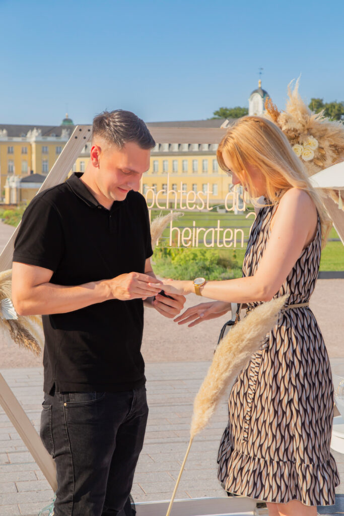 Heiratsantrag am Schloss Karlsruhe – Unvergesslicher Moment fotografisch festgehalten von Fotografin Karlsruhe