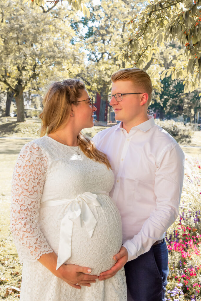 Standesamtliche Hochzeit in Karlsruhe – Brautpaarshooting an der Hilda Promenade in der Weststadt, romantische Hochzeitsfotos.