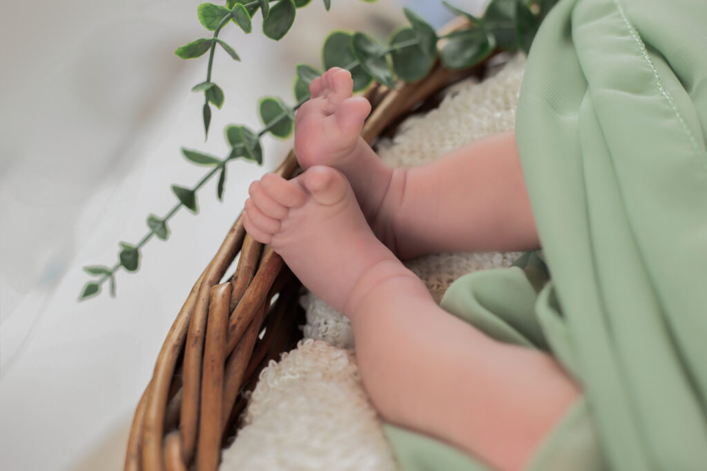 Newbornfotografie in Karlsruhe – Halte die magischen ersten Momente deines Neugeborenen in professionellen, natürlichen und emotionalen Fotos fest. Als erfahrene Newbornfotografin in Karlsruhe schaffe ich in einer sicheren und entspannten Umgebung zarte Babyfotos, die die Zartheit und Schönheit deines Babys in liebevollen Bildern widerspiegeln. Von den ersten zarten Details bis zu den ersten Lächeln – jedes Bild wird mit größter Sorgfalt aufgenommen, um dir wertvolle Erinnerungen an die ersten Tage deines Babys zu schenken. Buche jetzt dein persönliches Newborn-Shooting in Karlsruhe und bewahre diese kostbaren Erinnerungen für die Zukunft