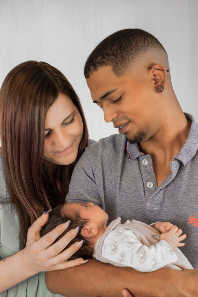 Newbornfotografie in Karlsruhe – Erlebe die Schönheit der ersten Momente deines Neugeborenen mit professionellen, emotionalen und natürlichen Babyfotos. Als erfahrene Newbornfotografin in Karlsruhe schaffe ich in einer ruhigen, sicheren Umgebung zarte, liebevolle Bilder, die die Magie dieser besonderen Zeit widerspiegeln. Jedes Foto wird mit größter Sorgfalt aufgenommen, um dir für immer wertvolle Erinnerungen an die ersten Tage deines Babys zu schenken. Buche jetzt dein Newborn-Shooting und bewahre diese unvergesslichen Momente.