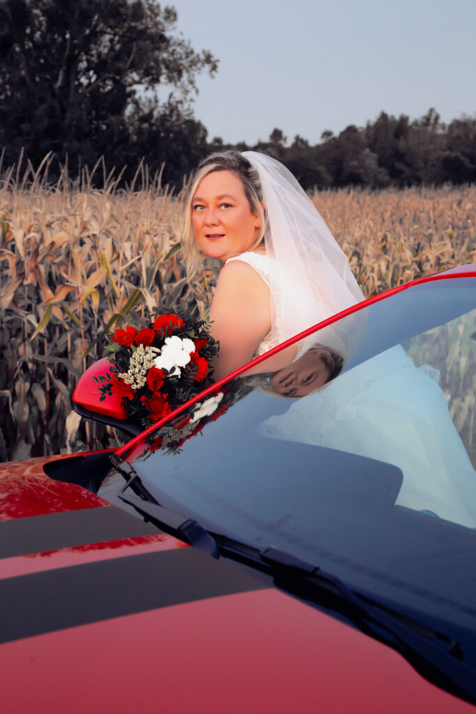 Hochzeitsfotografie Karlsruhe: Unvergessliche Momente im Roten Mustang bei Sonnenuntergang Die Hochzeit ist einer der schönsten und bedeutendsten Tage im Leben eines Paares. Für viele Brautpaare in Karlsruhe ist es daher besonders wichtig, diese besonderen Momente in einzigartigen Bildern festzuhalten. Wenn Sie auf der Suche nach einem Fotografen sind, der Ihre Liebe in einer atemberaubenden Kulisse einfängt, dann ist ein Brautpaarshooting im Roten Mustang bei Sonnenuntergang mitten in Karlsruhe die perfekte Wahl. Romantische Hochzeitsfotos im roten Mustang Stellen Sie sich vor: Das goldene Licht des Sonnenuntergangs taucht Karlsruhe in warme Töne, während Sie zusammen mit Ihrem Partner in einem klassischen, roten Mustang posieren. Der Mustang, ein Symbol für Stil und Eleganz, bietet den perfekten Hintergrund für eindrucksvolle und stilvolle Hochzeitsfotos. Die Dynamik des Fahrzeugs gepaart mit der Zartheit des Brautkleides sorgt für eine spannende Mischung aus Vintage-Flair und romantischem Charme.