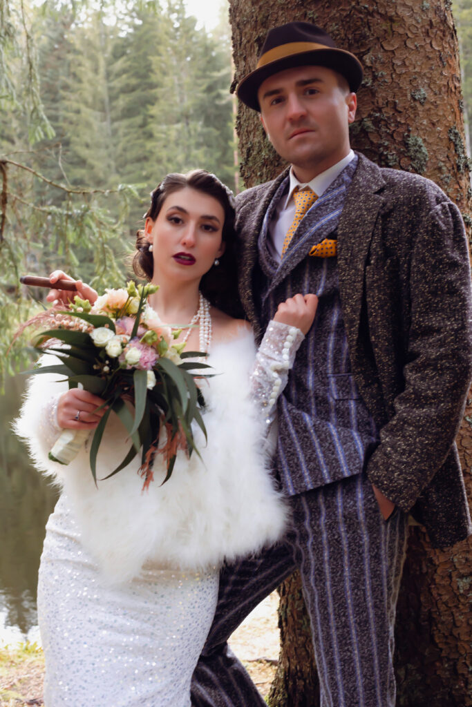 Great Gatsby Hochzeit im Schwarzwald, mit einem Hochzeitsfotograf aus Karlsruhe, der das glamouröse 1920er-Jahre Flair inmitten der malerischen Natur einfängt.
