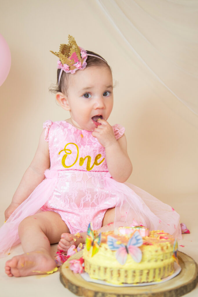 Lustige Cake Smash Shooting und stilvolle Geburtstagsfotoshootings für Kinder und Erwachsene im Fotostudio Karlsruhe Grünwinkel. Festhalten von besonderen Momenten an Ihrem Geburtstag in Karlsruhe und Umgebung.