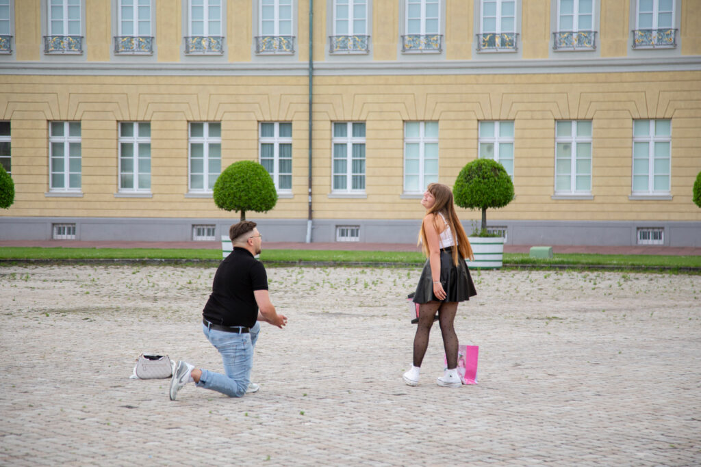 Heiratsantrag am Schloss Karlsruhe – Dein Verlobungsantrag in professionellen Bildern festgehalten