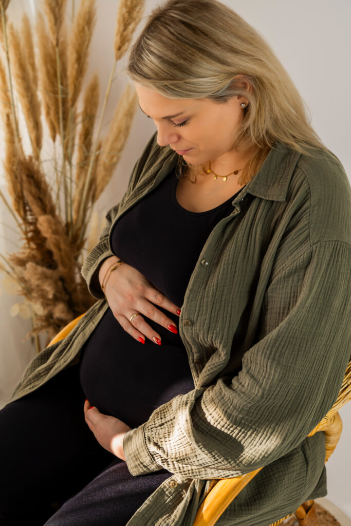 Schwangerschaftsfotografie im Boho-Stil – Babybauchfotografie in Karlsruhe, natürliche und stimmungsvolle Aufnahmen in einem gemütlichen Fotostudio