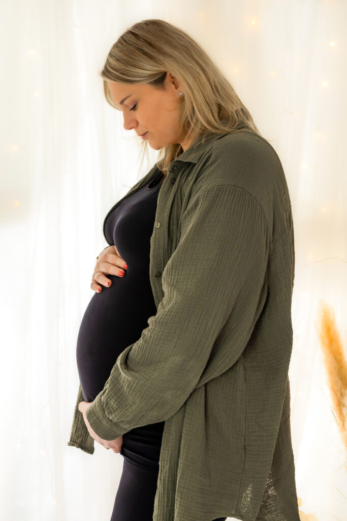 Schwangerschaftsfotografie im Boho-Stil in Karlsruhe – Babybauchaufnahmen in einem einladenden Fotostudio, das natürliche Schönheit und Harmonie einfängt