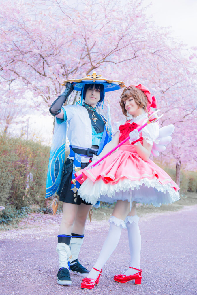 Cosplay-Shooting in und um Karlsruhe vor blühenden Sakura-Kirschblüten, Cosplayer in fantasievollem Outfit im Frühling