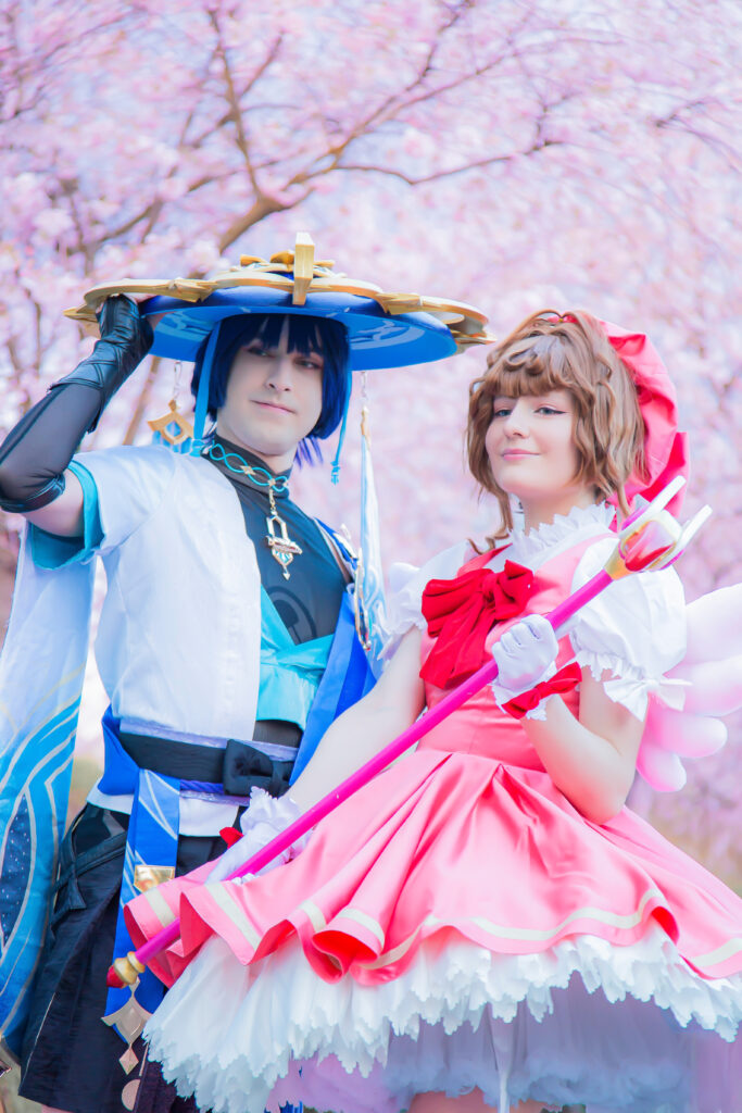 Cosplay-Fotoshooting in Karlsruhe vor blühenden Sakura-Kirschblüten, Cosplayer im detailreichen Outfit inmitten der Frühlingspracht