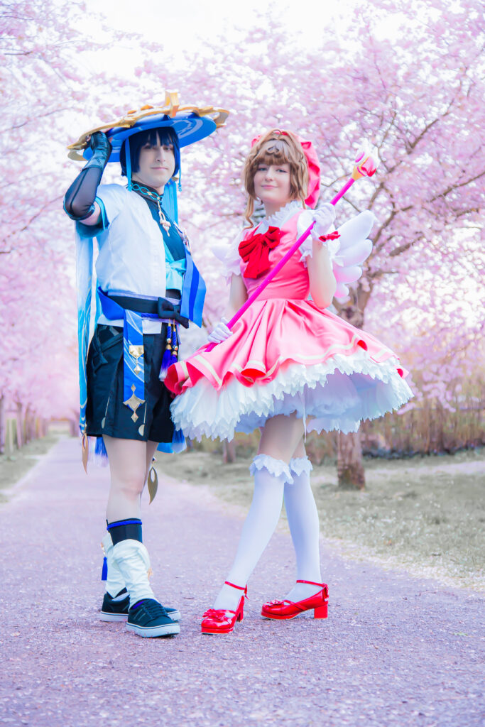 Cosplay-Fotoshooting in und um Karlsruhe vor blühenden Sakura-Kirschblüten, Cosplayer in fantasievollem Outfit.