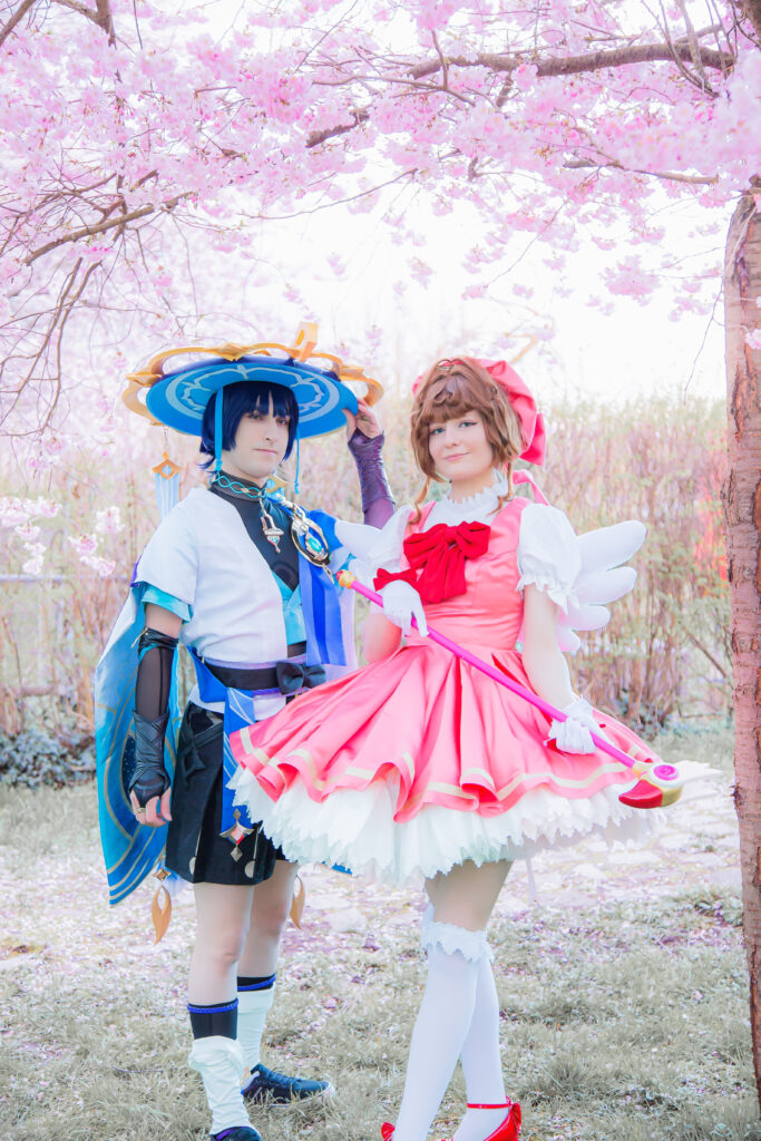 Cosplay-Fotoshooting in und um Karlsruhe, Cosplayer vor blühenden Sakura-Kirschblüten in detailgetreuem Outfit.