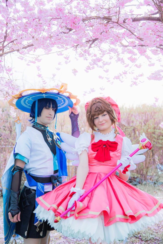 Cosplay-Shooting in und um Karlsruhe vor blühenden Sakura-Kirschblüten – Cosplayer in kreativen Outfits vor einer zauberhaften Frühlingskulisse.