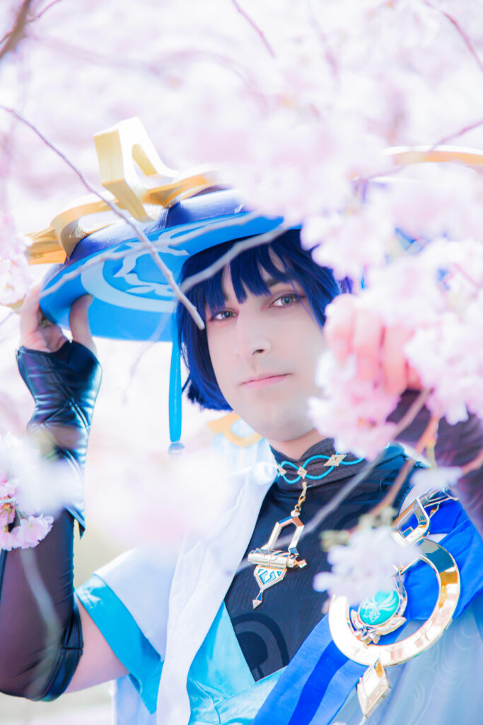 Cosplay-Shooting in und um Karlsruhe mit Sakura-Kirschblüten, Cosplayer in kreativen Outfits vor einer malerischen Frühlingskulisse
