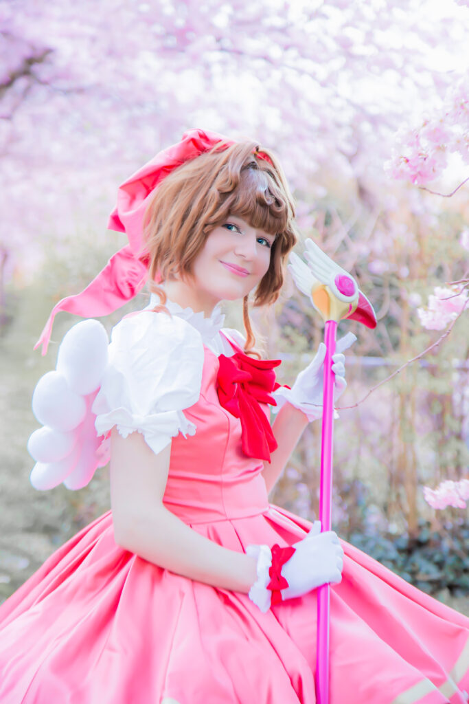 Cosplay-Fotoshooting in Karlsruhe vor blühenden Sakura-Kirschblüten – Cosplayer in kreativen Outfits inmitten der Frühlingspracht.