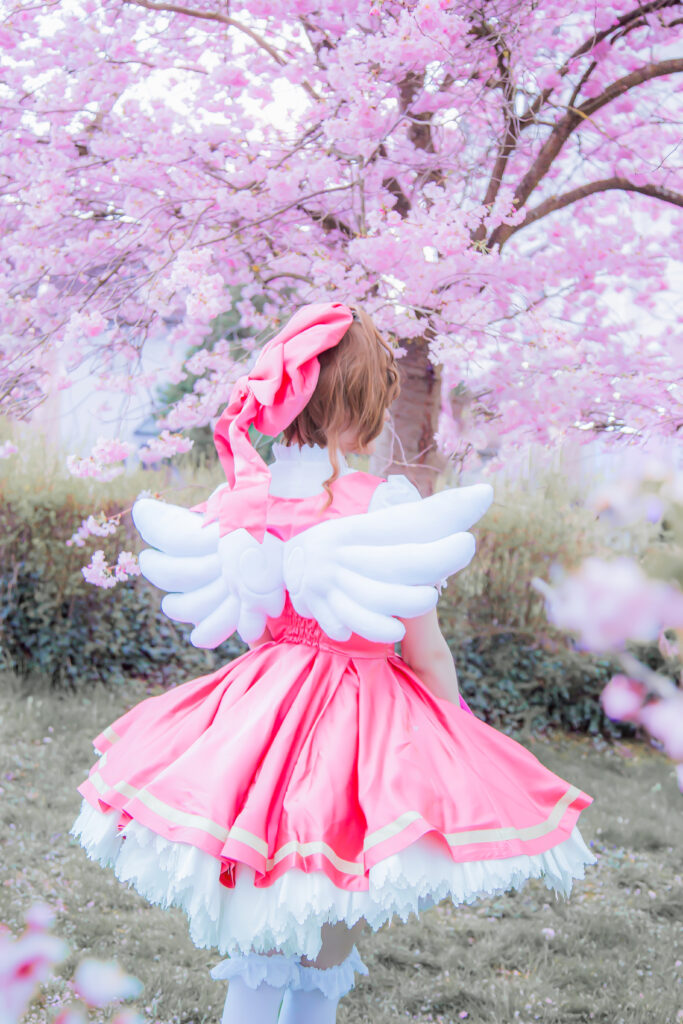 Cosplay-Fotoshooting in Karlsruhe vor blühenden Sakura-Kirschblüten, Cosplayer in detailliertem Outfit, eingefangen inmitten der Frühlingspracht.