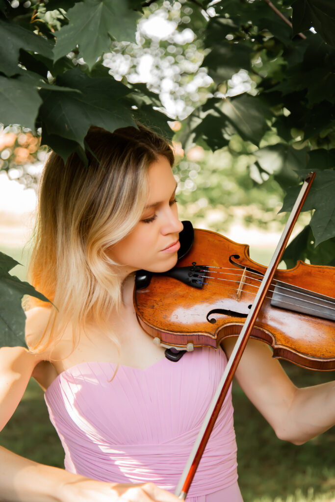 „Die Violinistin spielt in der malerischen Natur rund um Karlsruhe und schafft eine romantische Atmosphäre, perfekt für Hochzeiten und besondere Events.“