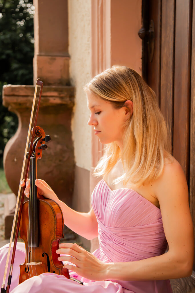 Eine talentierte Violinistin spielt in der malerischen Natur rund um Karlsruhe und sorgt mit ihrer Musik für eine elegante und unvergessliche Atmosphäre bei Hochzeiten und besonderen Events.