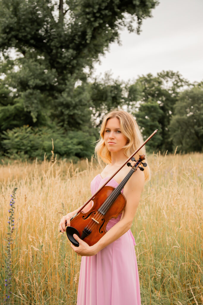 Diese Violinistin sorgt mit ihrer Musik in der Natur rund um Karlsruhe für eine elegante und romantische Atmosphäre bei Hochzeiten und besonderen Events